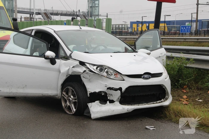 Aanrijden tussen twee auto's zorgt voor flinke schade