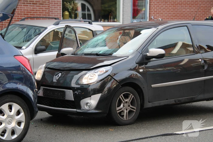 Automobilist botst met auto op voorganger