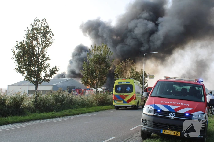 Dikke zwarte rookwolken bij grote brand in kassencomplex