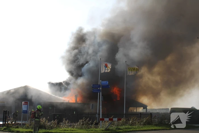 Dikke zwarte rookwolken bij grote brand in kassencomplex