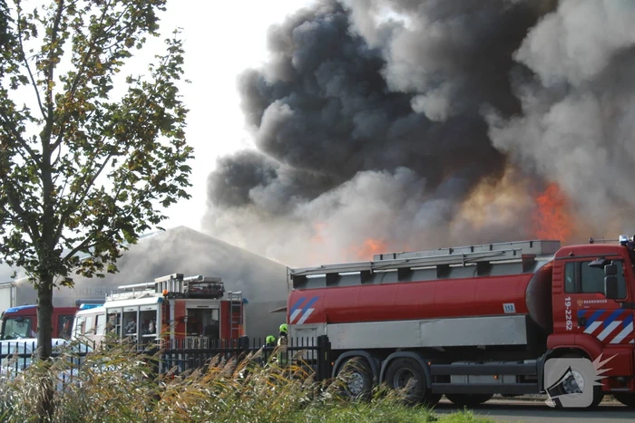 Dikke zwarte rookwolken bij grote brand in kassencomplex