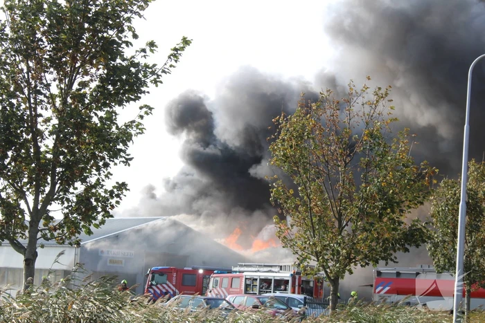 Dikke zwarte rookwolken bij grote brand in kassencomplex