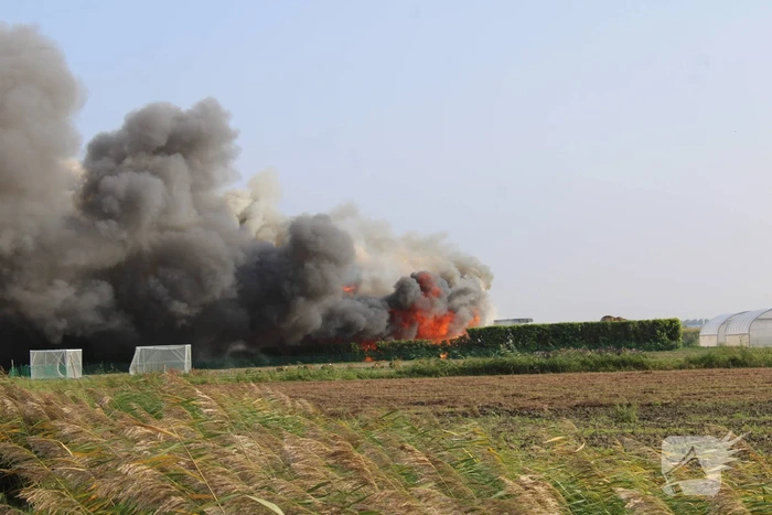 Dikke zwarte rookwolken bij grote brand in kassencomplex