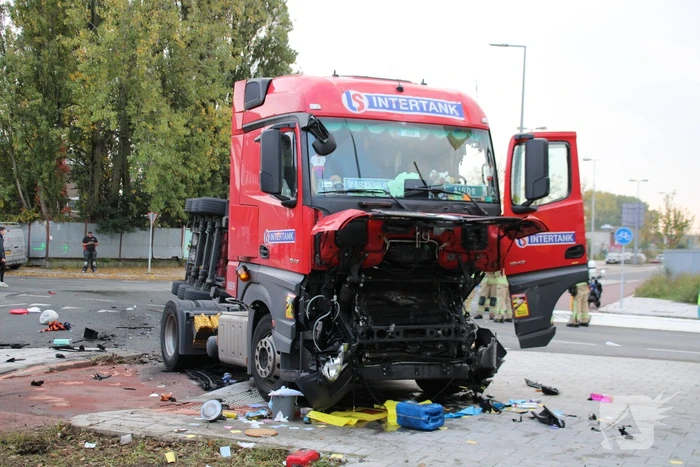 Grote brandweerinzet door ongeval tussen vrachtwagen en tankwagen