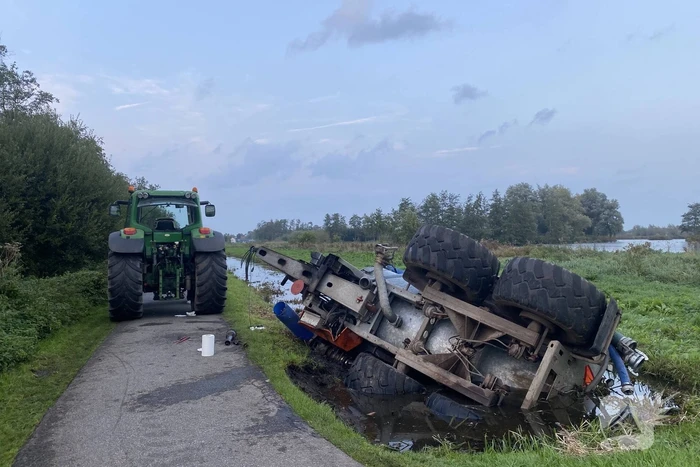 Mesttrailer valt om in sloot