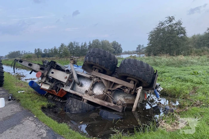 Mesttrailer valt om in sloot