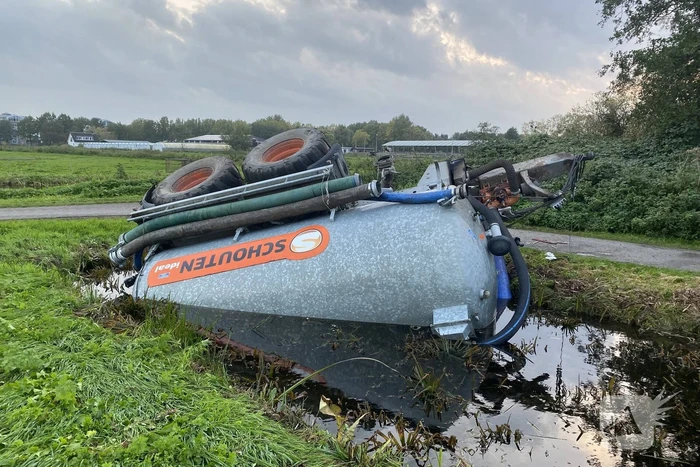 Mesttrailer valt om in sloot
