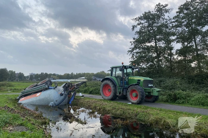 Mesttrailer valt om in sloot