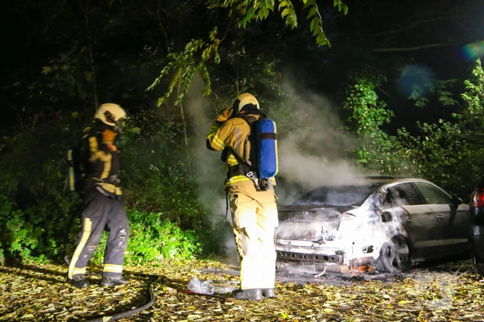 Personenauto total-loss door felle brand