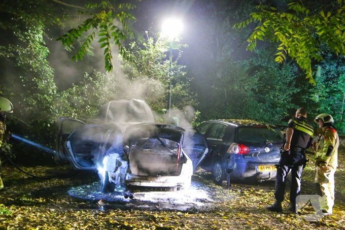 Personenauto total-loss door felle brand