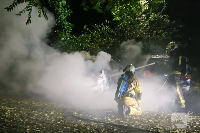 Personenauto total-loss door felle brand