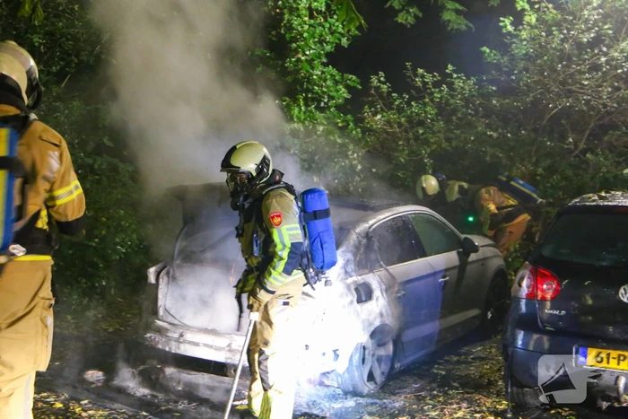 Personenauto total-loss door felle brand