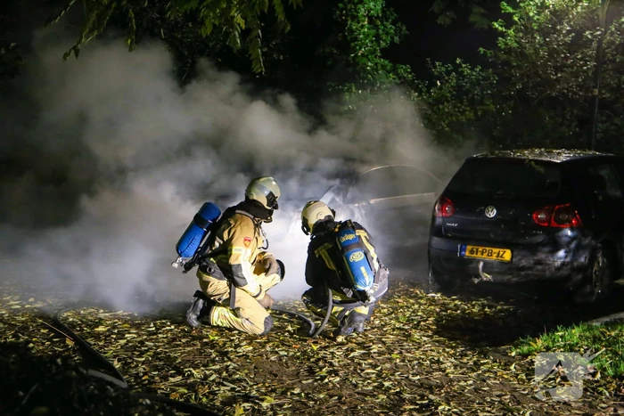 Personenauto total-loss door felle brand