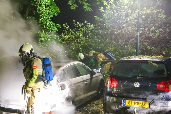 Personenauto total-loss door felle brand