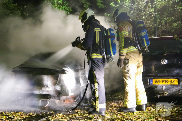 Personenauto total-loss door felle brand