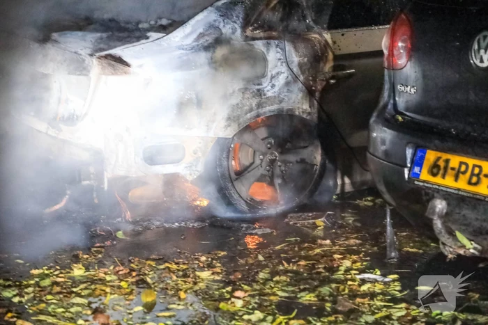 Personenauto total-loss door felle brand