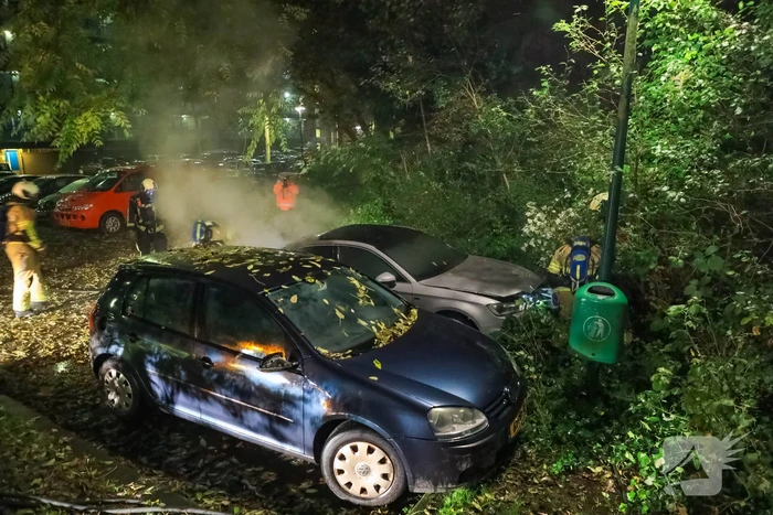 Personenauto total-loss door felle brand