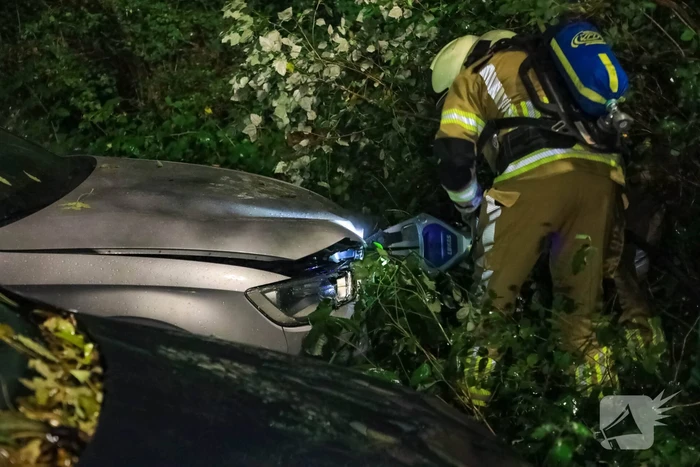 Personenauto total-loss door felle brand
