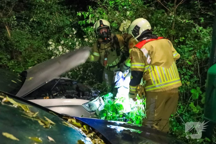 Personenauto total-loss door felle brand