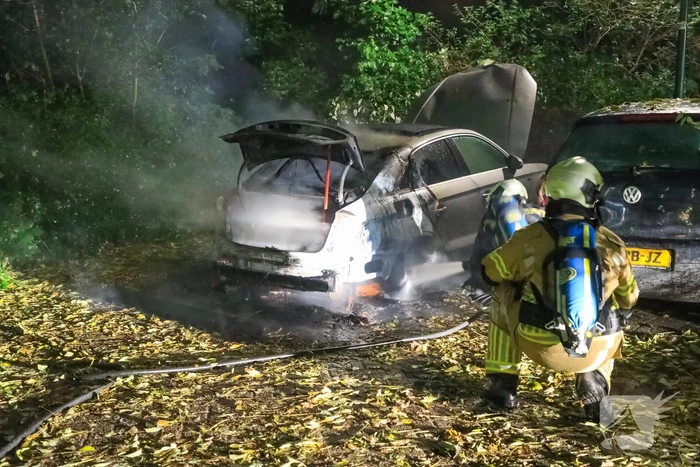 Personenauto total-loss door felle brand