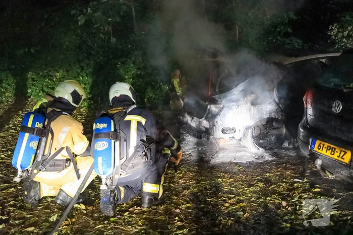 Personenauto total-loss door felle brand