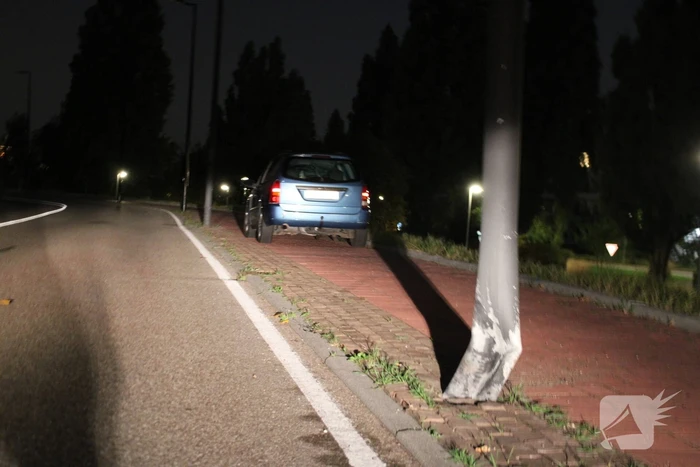 Automobilist botst tegen paal
