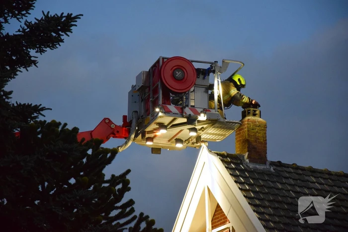 Straat afgsloten vanwege schoorsteenbrand