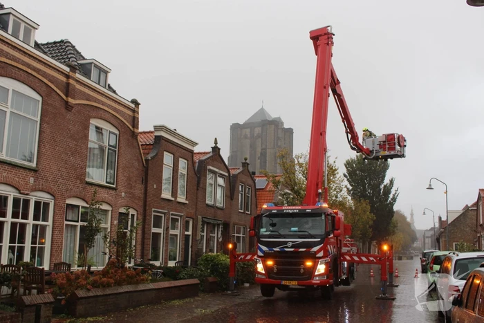 Schoorsteenpijp van woning afgebroken