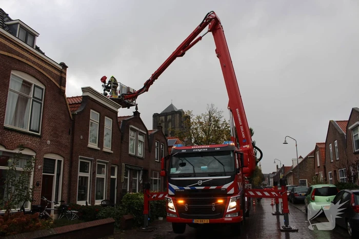 Schoorsteenpijp van woning afgebroken