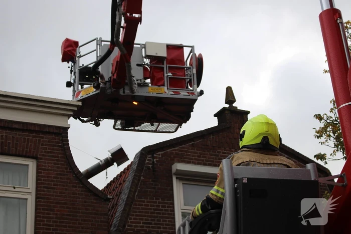 Schoorsteenpijp van woning afgebroken