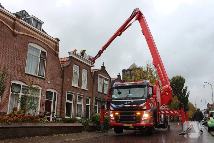 Schoorsteenpijp van woning afgebroken