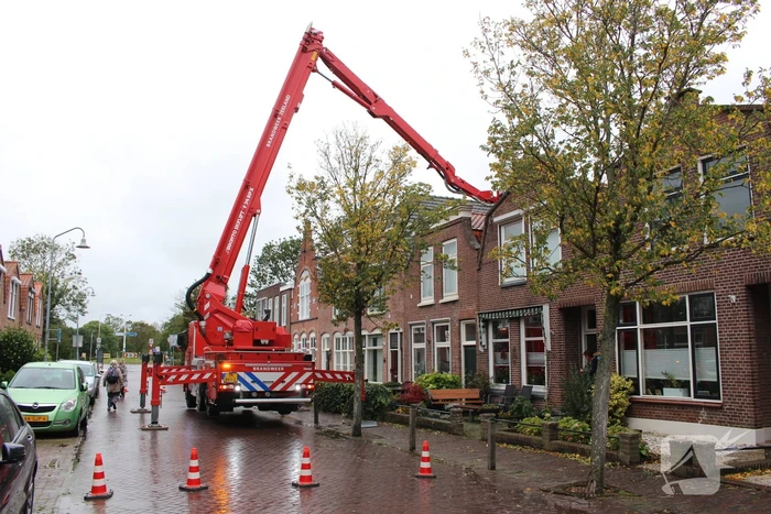 Schoorsteenpijp van woning afgebroken