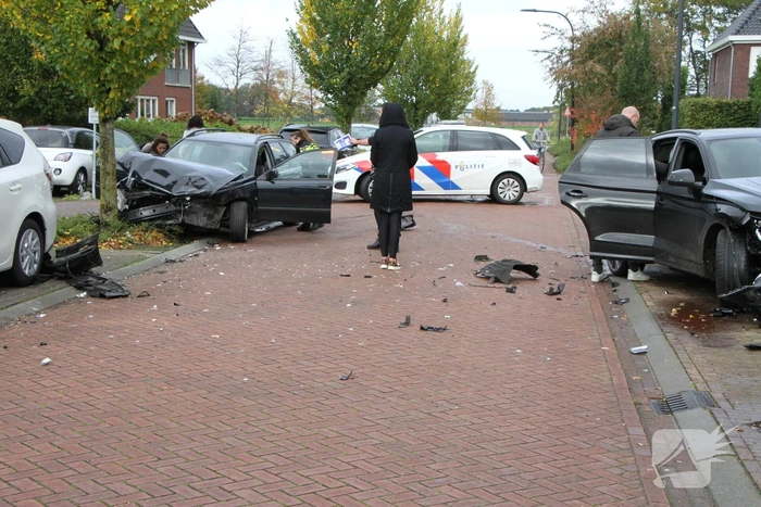 Flinke ravage bij botsing tussen auto's
