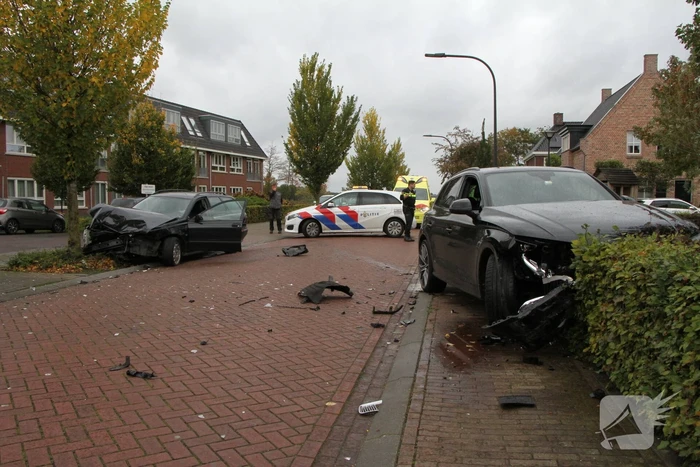Flinke ravage bij botsing tussen auto's