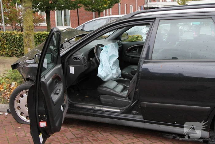 Flinke ravage bij botsing tussen auto's