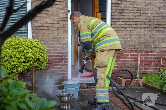 Rookmelder gaat af en buren bellen de brandweer
