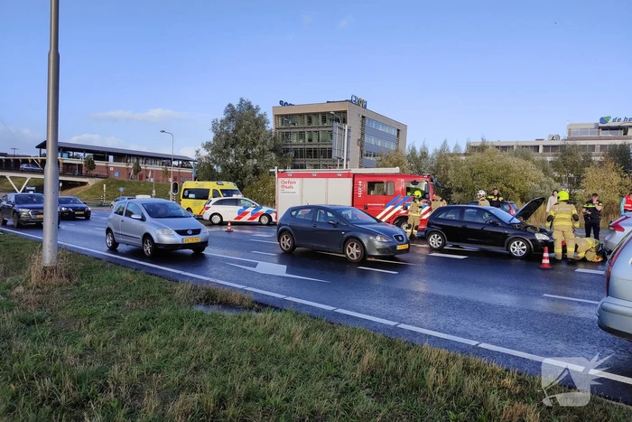 Twee auto's betrokken bij kop-staart botsing