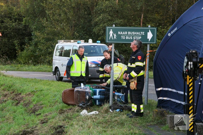 Scootmobiel raakt te water, persoon overleden
