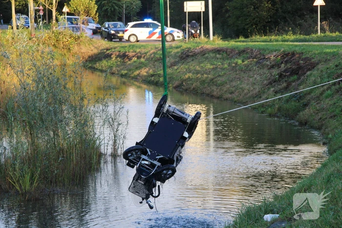 Scootmobiel raakt te water, persoon overleden