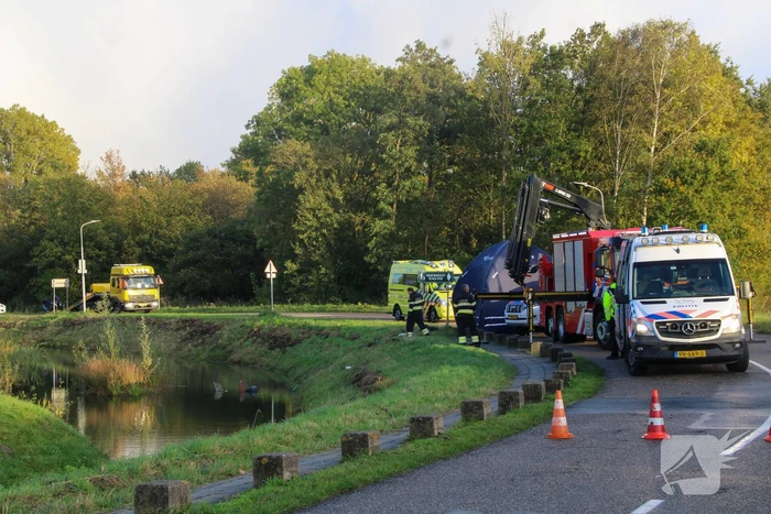 Scootmobiel raakt te water, persoon overleden