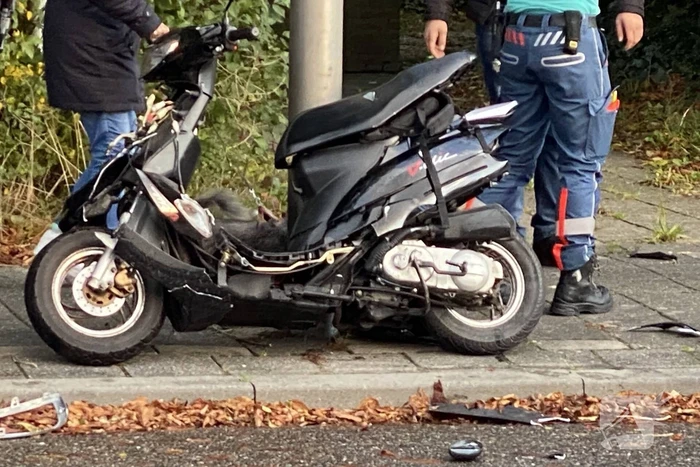 Scooterrijder loopt hoofdwond op bij botsing met auto