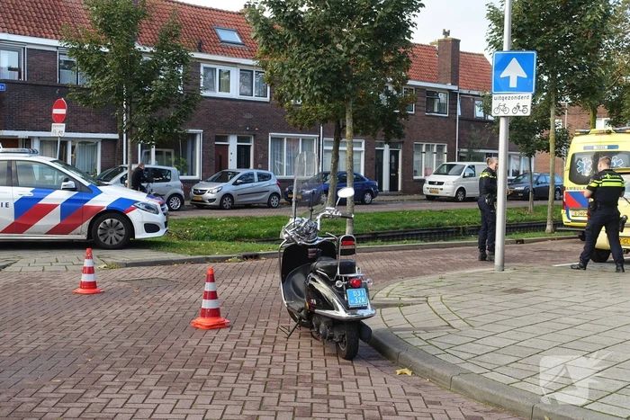 Scooterrijder struikelt over over hondenriem