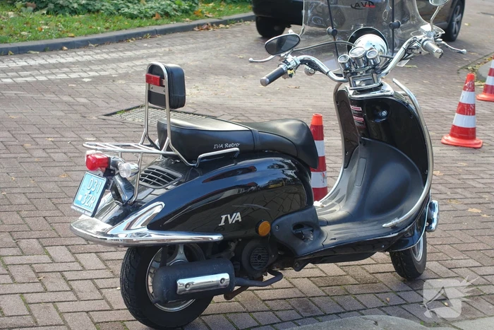 Scooterrijder struikelt over over hondenriem