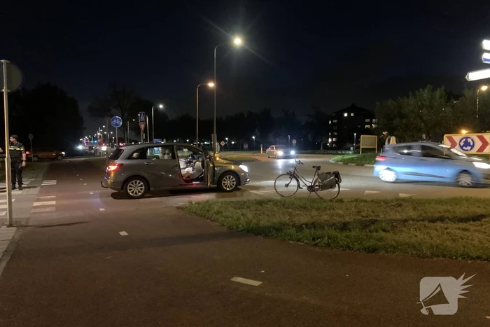 Fietser aangereden door auto op rotonde