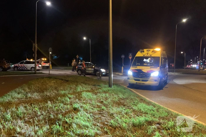Fietser aangereden door auto op rotonde
