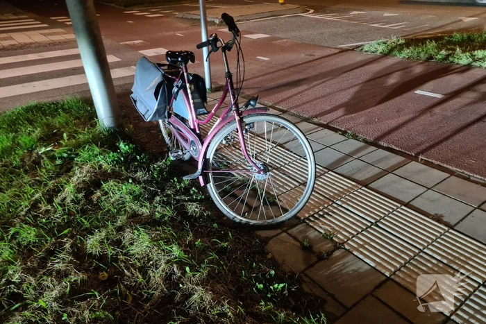 Fietser aangereden door auto op rotonde