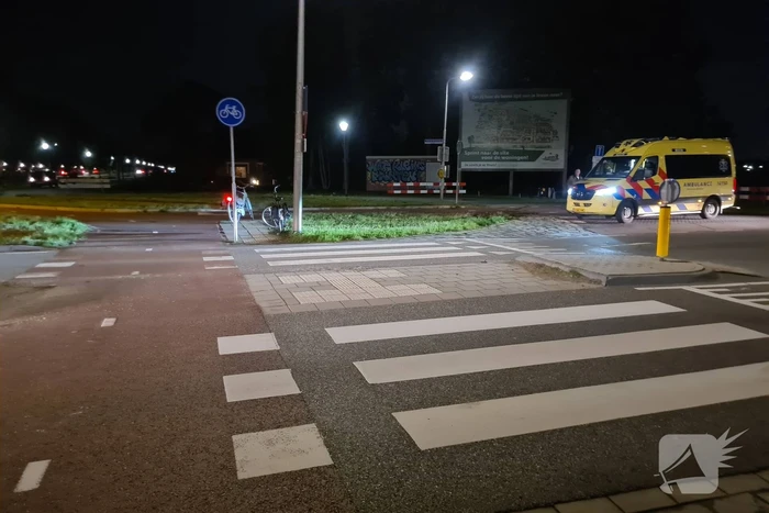 Fietser aangereden door auto op rotonde
