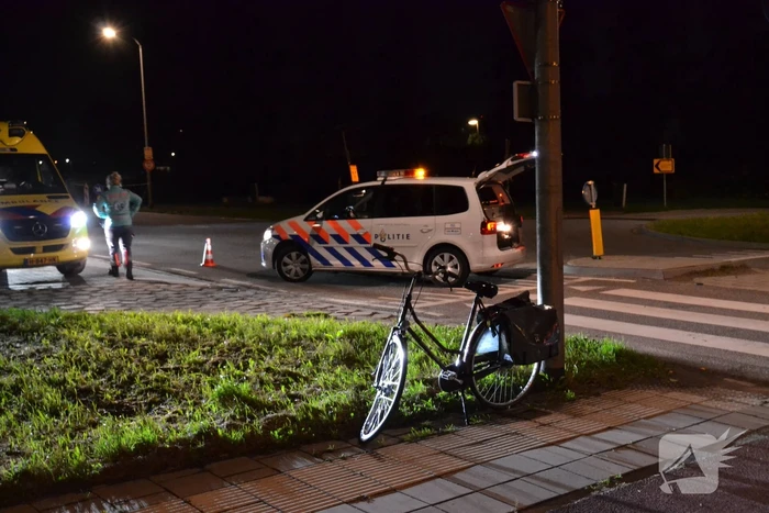 Fietser aangereden door auto op rotonde