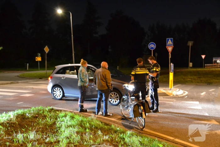 Fietser aangereden door auto op rotonde