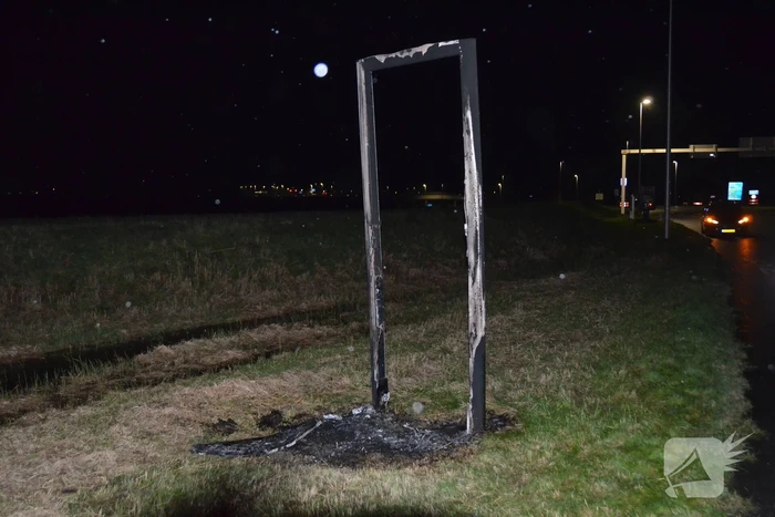 Welkomstbord in brand
